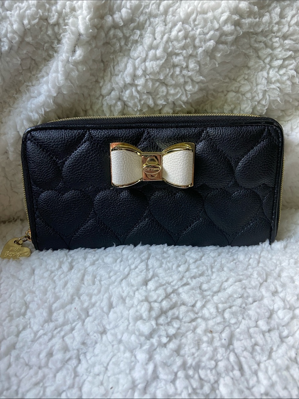 ✨ Betsey Johnson Quilted Heart Bow Zip-Around Wallet ✨
